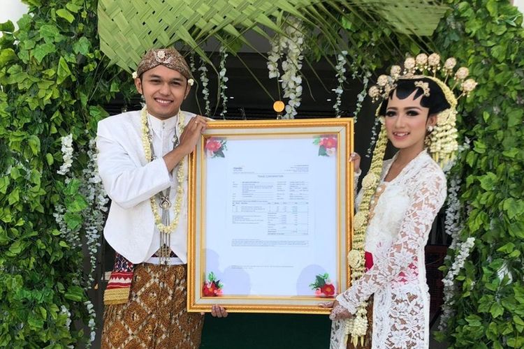 RM Zaga Raditya Kusumaprabu (26) memberikan mahar 2.300 lembar saham kepada istrinya Bellawati Dityasari (26) dalam pernikahanannya yang digelar di Griya RW Jalan Danliris, VIII No 4 Tohudan, Solo, Jawa Tengah, Jumat (23/8/2019).