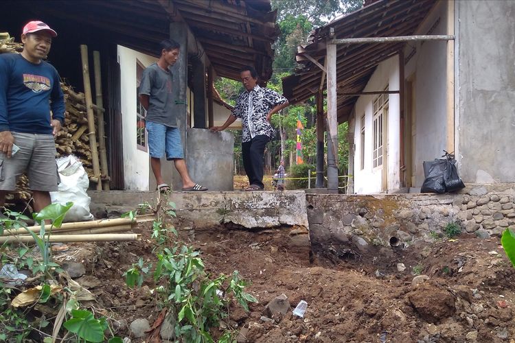 Polisi membongkar lokasi yang dijadikan tempat untuk menimbun barang bukti di belakang rumah Misem warga Grumbul Karanggandul, Desa Pasinggangan, Kecamatan/Kabupaten Banyumas Jawa Tengah, Selasa (27/8/2019).