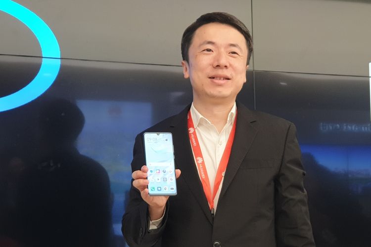 James Lu, Senior Manager EMUI Product Marketing Huawei memamerkan EMUI 10 di ponsel Huawei, Selasa (27/8/2019).