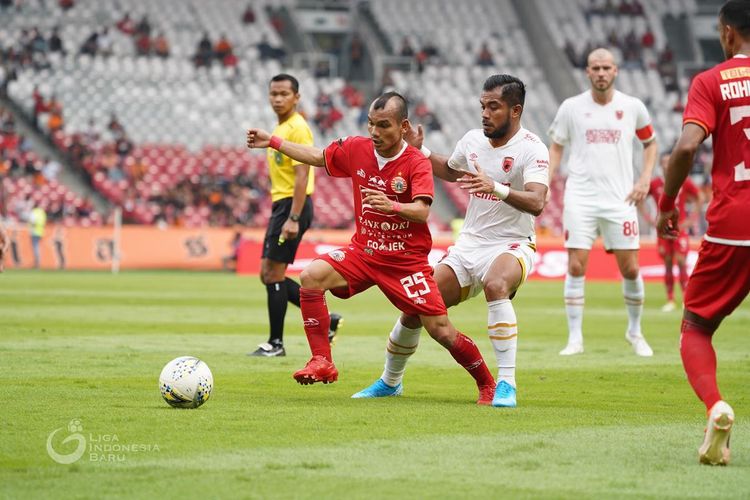 Gelandang Persija Jakarta, Riko Simanjuntak (kiri), dibayangi oleh winger PSM Makassar, Zulham Zamrun (kanan). Laga tunda pekan ke-7 Liga 1 2019 antara Persija Jakarta vs PSM Makassar di Stadion Utama Gelora Bung Karno, Rabu (28/8/2019) berakhir dengan skor 0-0. 