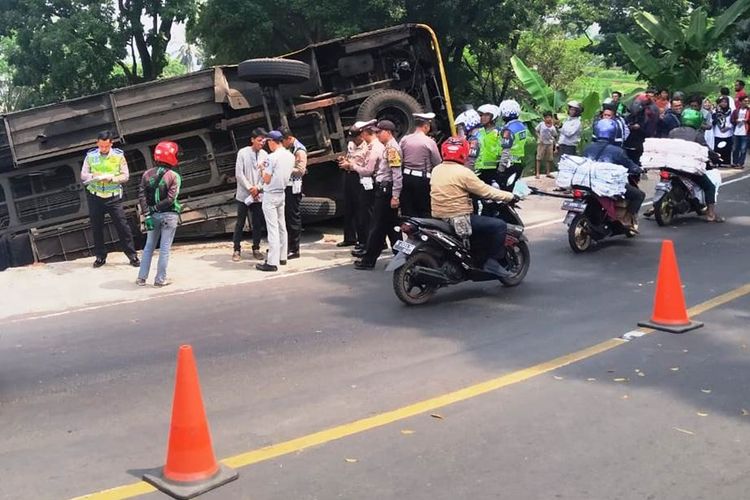 Diduga menghindari tumpahan BBM di badan jalan, bus Karunia Bakti jurusan Garut-Jakarta terguling di tikungan Tapal Kuda, Cugenang, Cianjur, Jawa Barat, Kamis (28/08/2019)