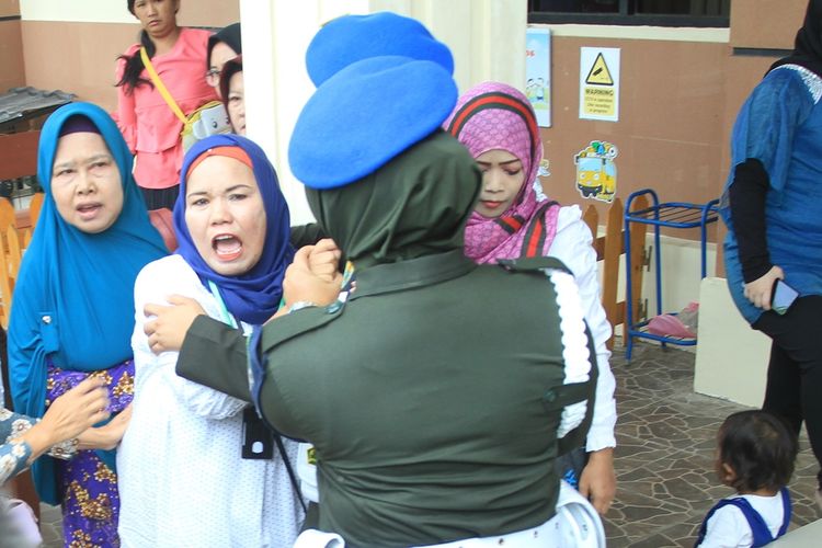 Suhartini ibu dari Fera Oktaria (21) yang merupakan korban pembunuhan serta mutilasi oleh terdakwa Prada DP mengamuk di depan ruang sidang Pengadilan Militer I-04 Palembang, Kamis (29/8/2019).