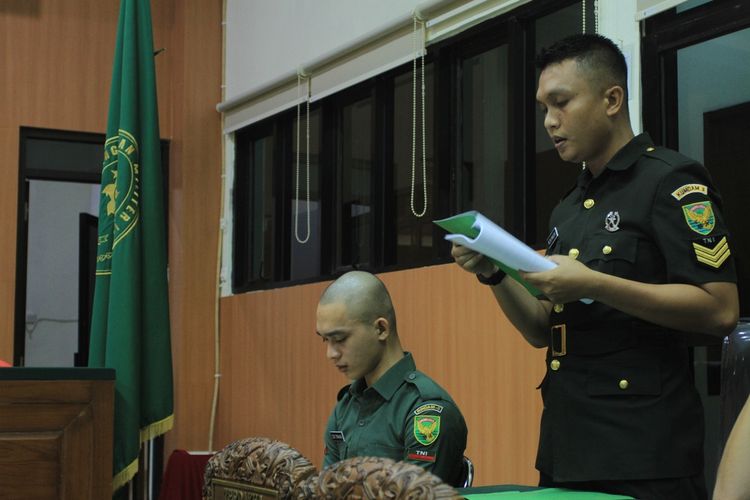 Serka CHK Reza Pahlevi saat membacakan pledoi dalam sidang di Pengadilan Militer I-04 Palembang, Kamis (29/8/2019).