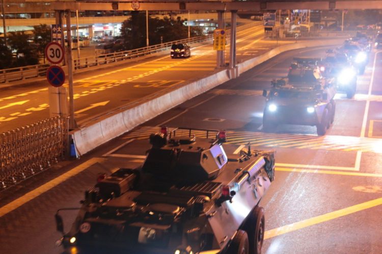 Media pemerintah China Xinhua merilis gambar ketika mobil lapis baja dan truk Tentara Pembebasan Rakyat (PLA) sampai di perbatasan Hong Kong Kamis dini hari (29/8/2019).