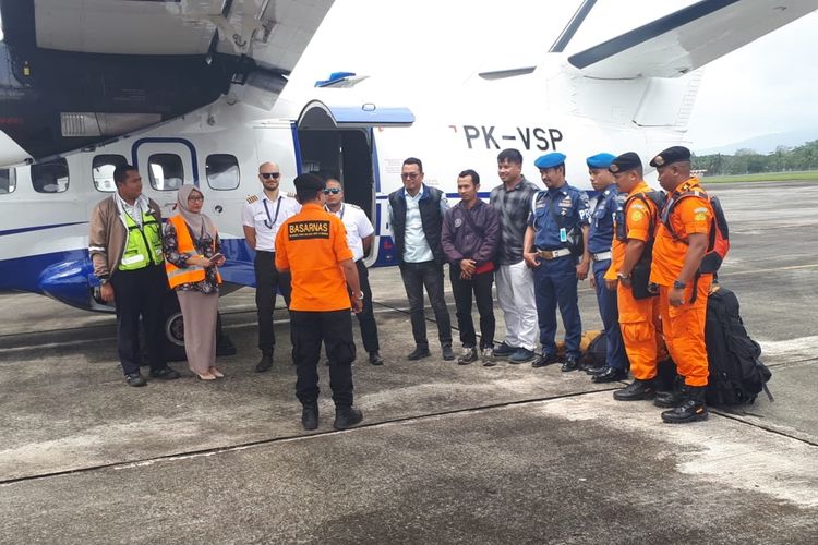 Tim SAR gabungan bersiap naik ke atas pesawat Casena untuk mencari kapal kargo MV Nur Allya yang dilaporkan hilang  di peraiaran Maluku Utara, Kamis (29/8/2019)