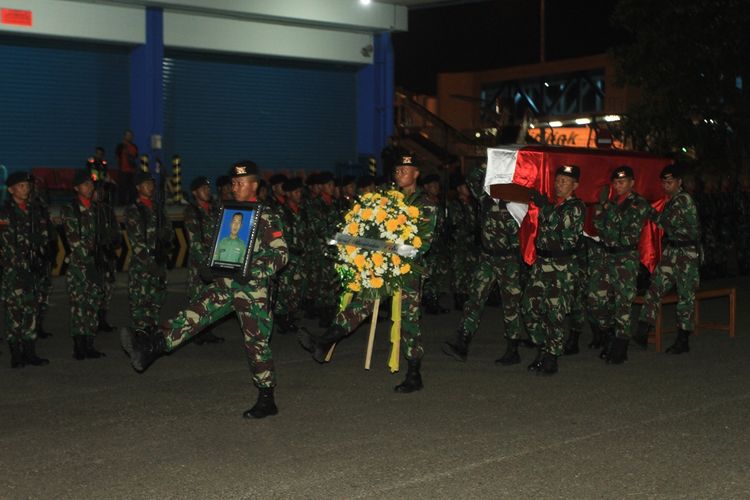 Penyambutan jenazah Sertu Anumerta Rikson Edi Chandra, korban kontak senjata di Deiyai, Papua saat tiba di Bandara Sultan Mahmud Badaruddin II Palembang, Kamis (29/8/2019).