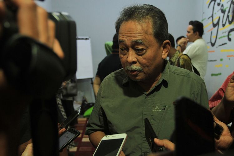 Arkelog senior Bambang Budi Utomo meminta pemilik akun Youtube Macan Idealis untuk segera menghapus video Ridwan Saidi yang menyatakan kerajaan Sriwijaya fiktif.