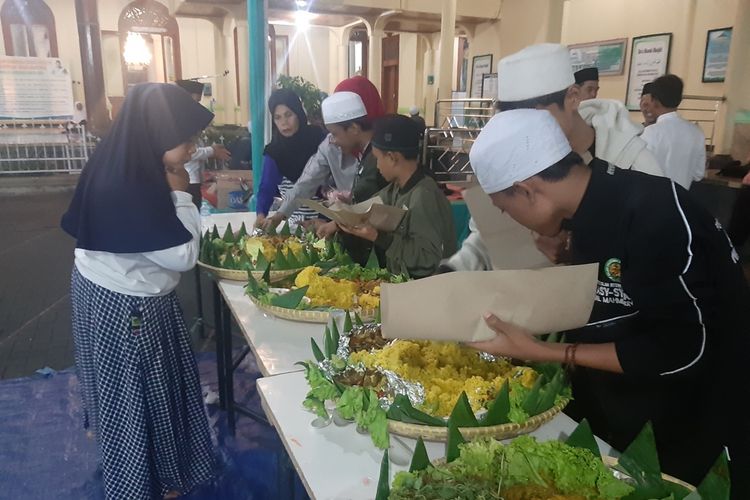 Usai pawai taaruf keliling kota, ribuan warga Sumedang makan bersama di halaman Masjid Agung Sumedang, Jawa Barat, Sabtu (31/8/2019) malam. AAM AMINULLAH/KOMPAS.com