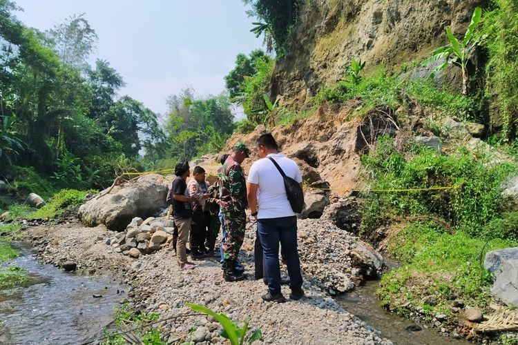 Lokasi tebing Sungai Boyong, Dusun Kalireso, Desa Candibinangun, Kecamatan Pakem, Kabupaten Sleman   yang longsor dan menyebabkan satu orang penambang meninggal dunia dipasangi garis Polisi.