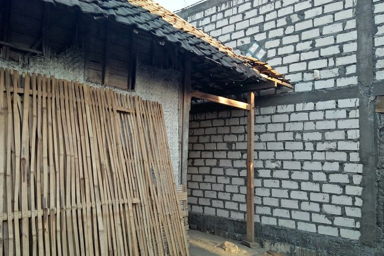 Depan rumah Kaslan yang tertutup tembok bangunan tetangganya di Desa Wudi, Kecamatan Sambeng, Lamongan.