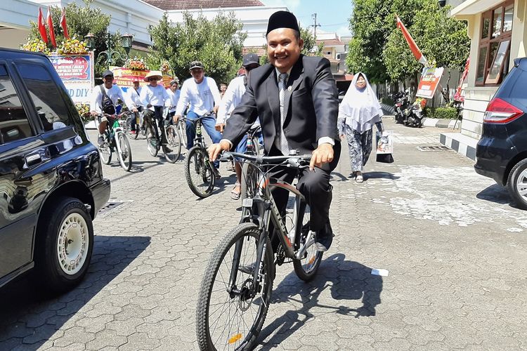 Anggota DPRD DIY Muh Ajrudin Akbar saat naik sepeda dari kantor DPRD DIY menuju Kabupaten Kulonprogo
