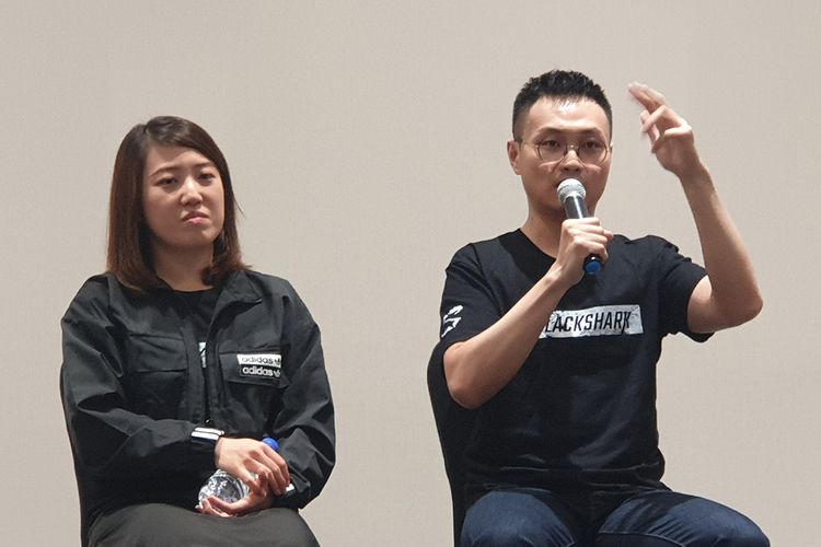 Vice President Marketing of Black Shark Global, Yang Sun (kiri) dan Product Marketing Head of Black Shark Global, Lei Shi (kanan) saat menjawab pertanyaan wartawan usai acara peluncuran ponsel gaming Black Shark 2 Pro di Malaysia, Selasa (3/9/2019). 