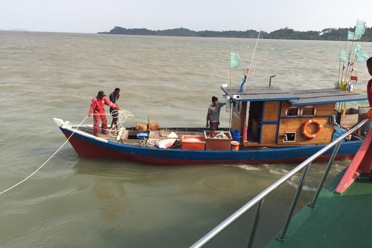 Kapal KM Carolina mengalami mati mesin dan terombang ambing di perairan Pulau Rukan Kundur, Kabupaten Karimun, kepulauan Riau, Selasa (3/9/2019) sore tadi.
