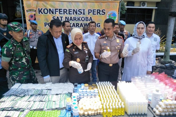 Press release pengungkapan peredaran kosmetik ilegal di Mapolres Karawang, Rabu, (4/9/2019).