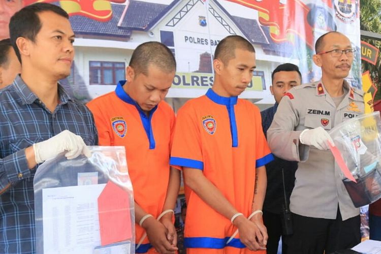 Dua pelaku penipuan CPNS saat dirilis oleh Polres Batu, Kamis (5/9/2019)
