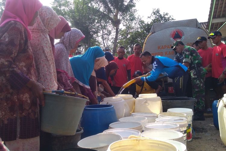 Batalyon Infantri 405/Surya Kusuma bersama BPBD menyalurkan bantuan air bersih di Desa Karangtalun Kidul, Kecamatan Purwojati, Kabupaten Banyumas, Jawa Tengah (Jateng), baru-baru ini.