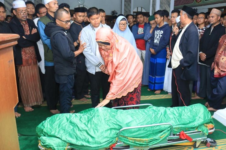 Ibu serta sejumlah pihak dari keluarga besar Pondok Pesantren Husnul Khotimah mendoakan jenazah almarhum MR, santri yang ditusuk hingga meninggal dunia di Kota Cirebon, Jumat malam (7/9/2019).