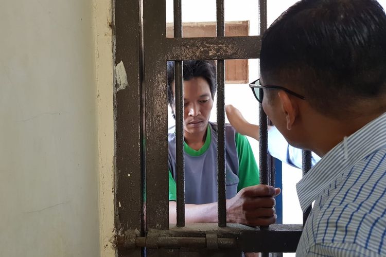 Wahono, pelaku pembunuhan terhadap mertuanya di rumah tahanan Polres Kendal. KOMPAS.com/SLAMET PRIYATIN