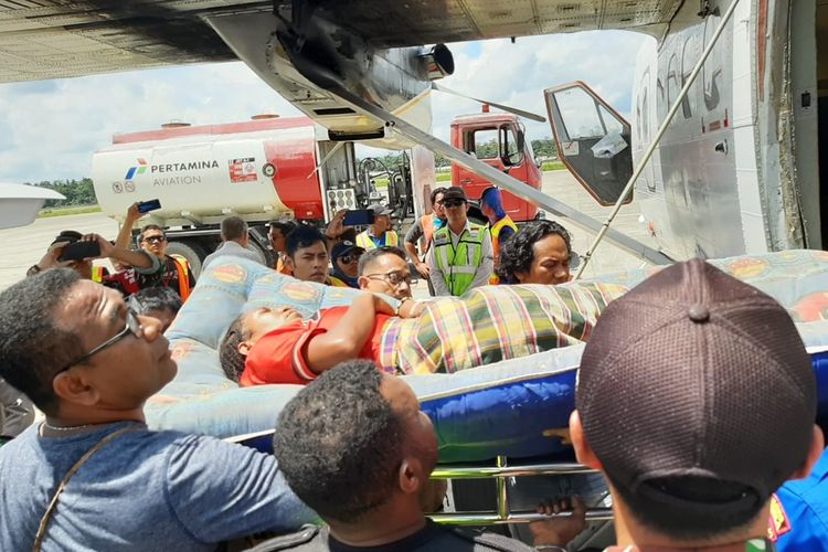 Salah satu warga Kampung Olen, Distrik Mabugi, Kabupaten Puncak, Papua, yang mengalami luka tembak ketika terjadi kontak senjata anatara TNI-Polri dengan KSB, dievakuasi ke Mimika, Rabu (18/9/2019)