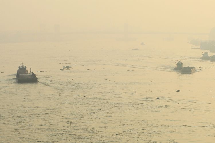 Jembatan Musi IV Palembang tertutup kabut asap tebal akibat kebakaran hutan dan lahan yang terjadu sejak beberapa waktu belakangan. Bahkan, kualitas udara sempat memburuk akibat diselimuti kabut asap.