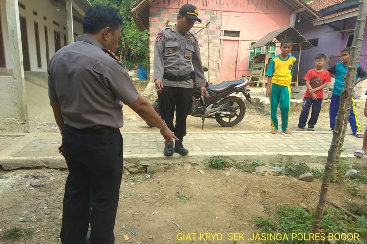 Pihak Kepolisian melakukan pengecekan terhadap korban yang diserang monyet liar di Kampung Garisul, Desa Kalongsawah, Kecamatan Jasinga, Bogor, Jawa Barat, Rabu (18/9/2019).