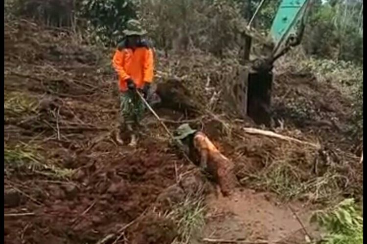 Anggota BPBD Riau, Yogi Irawan, dievakuasi oleh seorang temannya dari lumpur hidup di lokasi karhutla di Desa Bedagu, Kecamatan Langgam, Kabupaten Pelalawan, Riau, Kamis (12/9/2019).