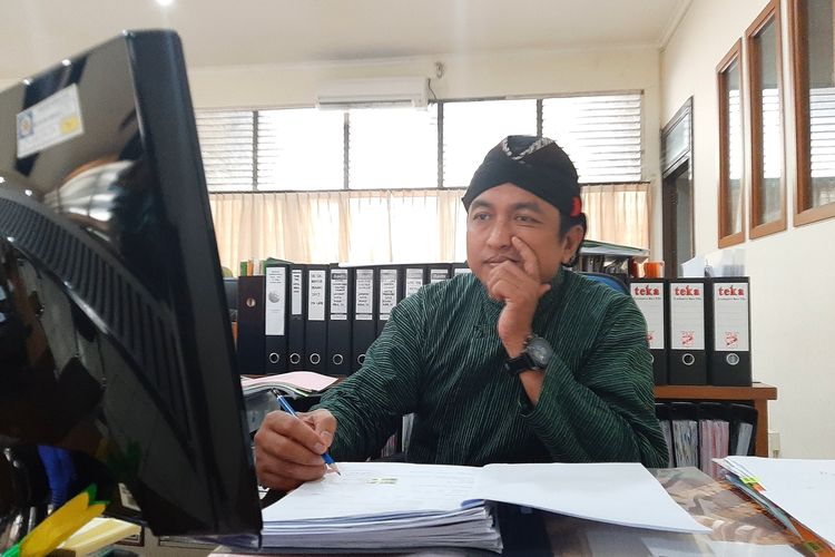 Salah satu karyawan Fakultas Kedokteran, Kesehatan Masyarakat dan Keperawatan Universitas Gadjah Mada (UGM) tampak mengenakan pakaian tradisional Jawa.