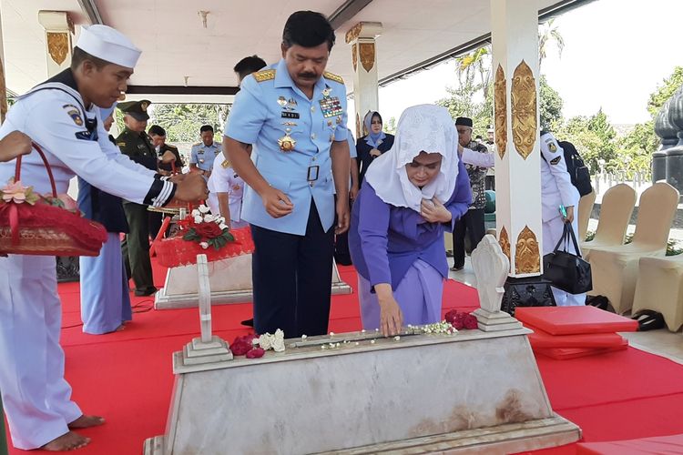Panglima TNI, Marsekal Hadi Tjahjanto, saat berziarah ke Makam Panglima Besar Jenderal Sudirman di Taman Makam Pahlawan (TMP) Kusumanegara, Yogyakarta, Kamis (19/09/2019)