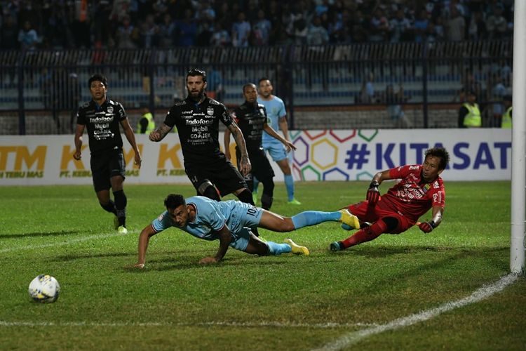 Laga Persela Lamongan vs Persib Bandung berlangsung di Stadion Surajaya, 8 Agustus 2019. 