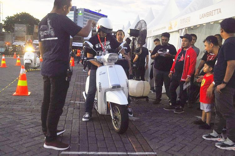 Animo pengunjung yang ingin mencoba Lambretta di Telkomsel IIMS 2019