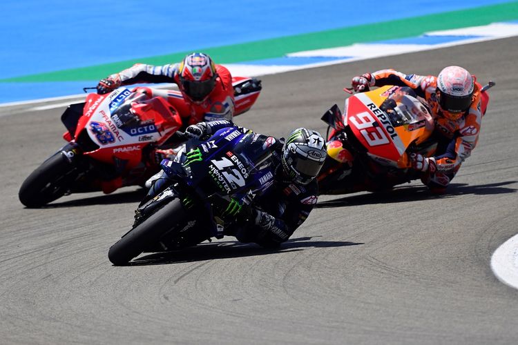 Marc Marquez (Repsol Honda) saat berusaha menyalip Jack Miller (Pramac Racing) dan Maverick Vinales (Monster Energy Yamaha) pada balapan MotoGP Spanyol, 19 Juli 2020.