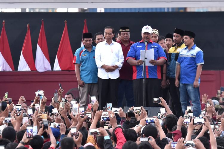 Presiden Joko Widodo bersama pengemudi truk di acara deklarasi keselamatan berkendara yang digelar di JICT, Tanjung Priok, Jakarta Utara, Minggu (17/3/2019).