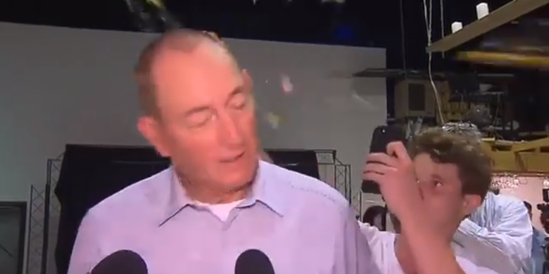 Potongan video memperlihatkan momen ketika Senator Australia Fraser Anning kepalanya dipukul telur oleh seorang remaja. Anning dikecam karena mengucapkan komentar kontroversial yang menyalahkan Muslim atas penembakan di masjid Selandia Baru Jumat (15/3/2019), dan menewaskan 49 orang.