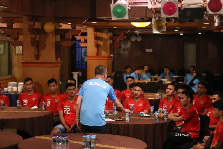 Direktur Teknik timnas futsal Indonesia, Justinus Lhaksana, tengah memberikan pengarahan kepada para pemain. 