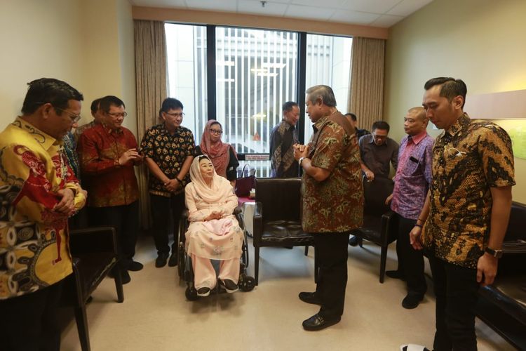 Sejumlah tokoh menjenguk Ibu Ani Yudhoyono, istri Presiden keenam RI Susilo Bambang Yudhoyono yang masih dirawat di National University Hospital (NUH) Singapura, Jumat (3/5/2019).