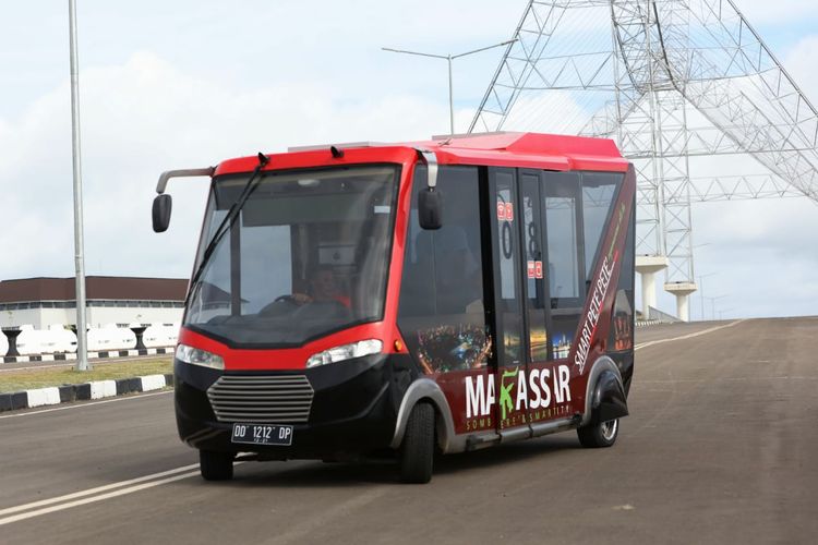 Pete-pete Smart sedang malaju di jalanan Kota Makassar. Pete-pete Smart kendaraan umum berkapasitas
12 penumpang duduk, 4 berdiri, dan 1 untuk kursi roda yang sudah dilengkapi Wi-Fi, televisi, dan penyejuk udara. 