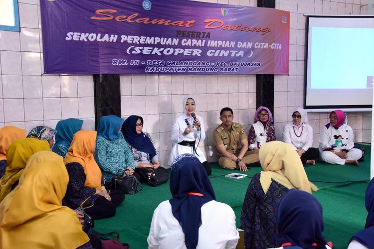 Ketua Tim Penggerak PKK Provinsi Jawa Barat yang juga Ketua Umum Tim Penyelenggara Sekolah Perempuan Capai Impian dan Cita-Cita (Sekoper Cinta) Atalia Praratya Kamil saat melakukan Monitoring dan Evaluasi (Monev) Sekoper Cinta di Desa Galanggang, Kabupaten Bandung Barat, Selasa (20/8/19).