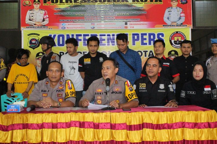 Kapolres Solok Kota AKBP Dony Setiawan memberikan keterangan pers terkait penangkapan tersangka pembunuhan di Muaro Paneh, Kabupaten Solok, Jumat (17/5/2019).