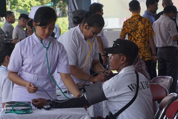 Kegiatan bakti sosial pengobatan gratis dalam rangka Waisak Nasional 2563 BE/2019 di Candi Borobudur, 14-15 Mei 2019.