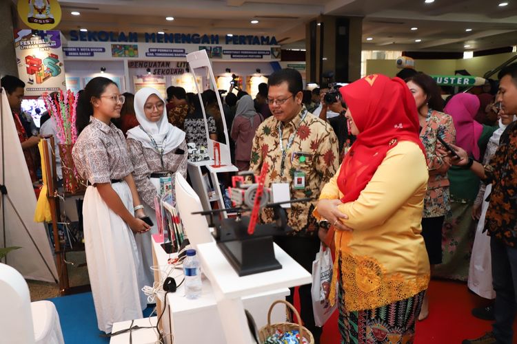 Direktur PSMA Purwadi saat mengunjungi salah satu stan pameran dalam Festival Literasi Siswa (FLS) yang digelar di Gedung Kemendikbud Jakarta, 26-29 Juli 2019.