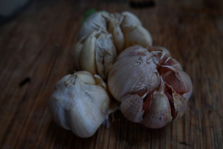 Harga bawang putih di pasaran awal Ramadhan ini naik tajam menjadi Rp 100.000 per kg dari biasanya Rp 40.000 per kg. 