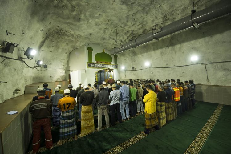 Para pekerja PT Freeport Indonesia menunaikan shalat isya dan tarawih selama bulan Ramadhan 2019 di Masjid Baabul Munawwar yang terletak 1.700 meter dari permukaan bumi.