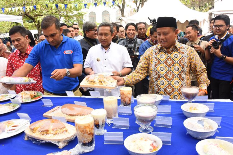 Wakil Gubernur Jawa Barat (Jabar) Uu Ruzhanul Ulum membuka festival kuliner nusantara Beragam Rasa Satu Keju di kawasan Lapangan Gasibu Kota Bandung, Sabtu (7/9/2019).