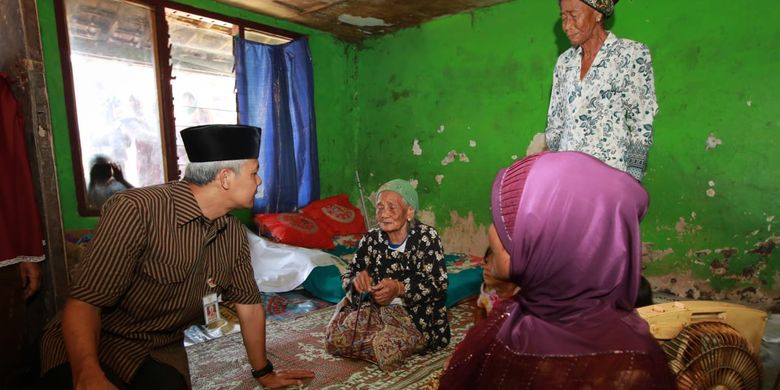 Gubernur Jawa Tengah Ganjar Pranowo mengunjungi rumah Mbah Samroh (70), warga Desa Purworejo, Kecamatan Bonang, Kabupaten Demak. Ganjar datang sambil membawa oleh-oleh berupa bantuan renovasi Rumah Tidak Layak Huni (RTLH) kepada Mbah Samroh