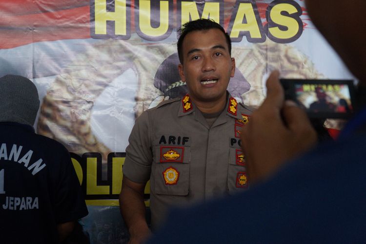 Kapolres Jepara, AKBP Arif Budiman menunjukkan pelaku penipuan dan pencabulan AS (19) saat gelar kasus di Mapolres Jepara, Rabu (27/3/2019).