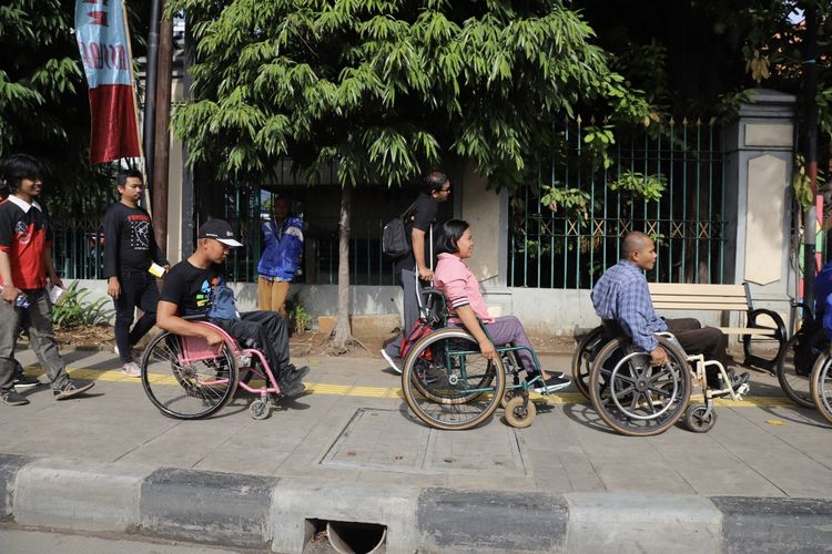 Sebanyak 80 masyarakat penyandang disabilitas di Jakarta Utara melakukan uji kelayakan trotoar jalan di sepanjang Jalan Yos Sudarso, Pasar Ular, hingga terminal Tanjung Priok, Jakarta Utara, Selasa (2/4/2019). 