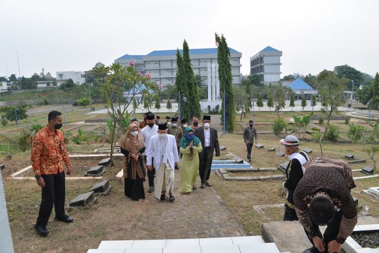 Wapres Maruf Amin saat berziarah bersama istri dan putrinya, Siti Nurazizah, berziarah ke makam pendiri Kota Tangerang, Pangeran Aria Wangsakara, di Taman Makam Pahlawan kawasan BSD, Tangerang, Kamis (6/8/2020).