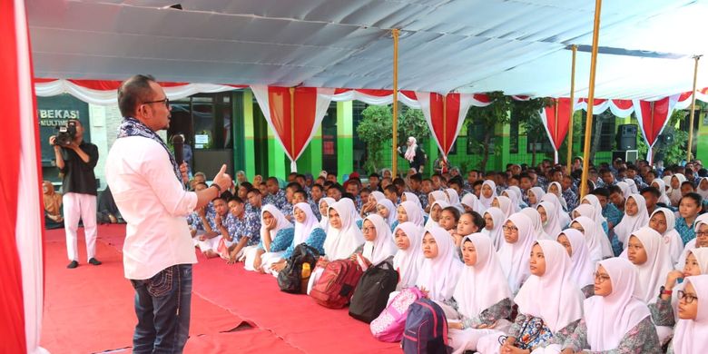 Menteri Ketenagakerjaan (Menaker) M. Hanif Dhakiri memotivasi siswa-siswi SMK untuk tidak takut menghadapi persaingan di era revolusi industri 4.0. Hal ini Menaker lakukan di SMK Karya Guna 1 Bekasi, Jawa Barat, Kamis (21/3/2019).
