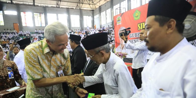 Gubernur Jawa Tengah, Ganjar Pranowo, saat memberikan bisyaroh (insentif) untuk guru madrasah dan guru ngaji di GOR Kabupaten Pati, Jawa Tengah, Rabu (27/3/2019).