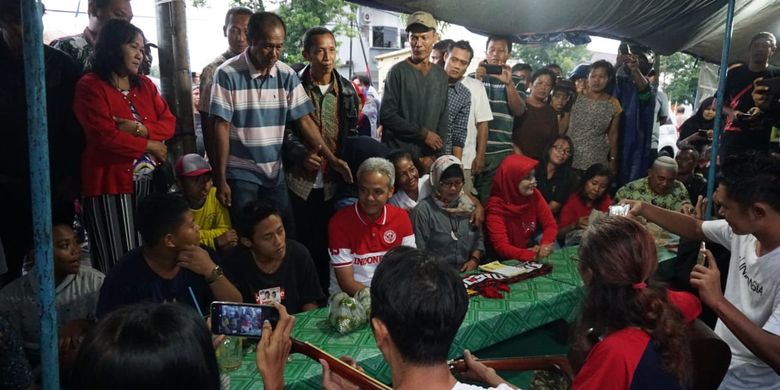 Gubernur Jawa Tengah Ganjar Pranowo mengajak ngopi masyarakat Purworejo di angkringan yang ada di sekitar Alun-alun Kutoarjo, Jumat (5/4/2019).